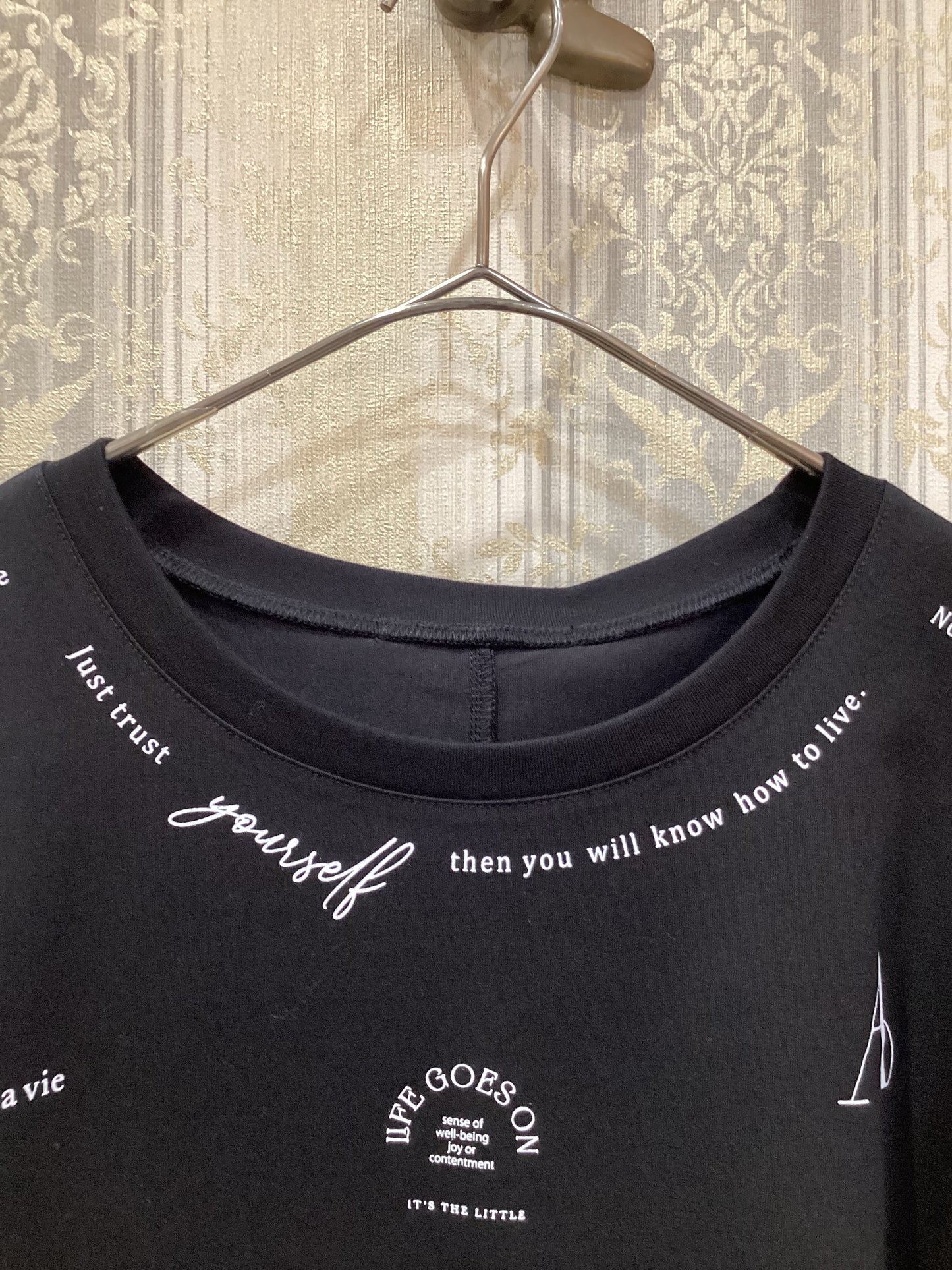 ◯ショルダーフリルランダムロゴTシャツ