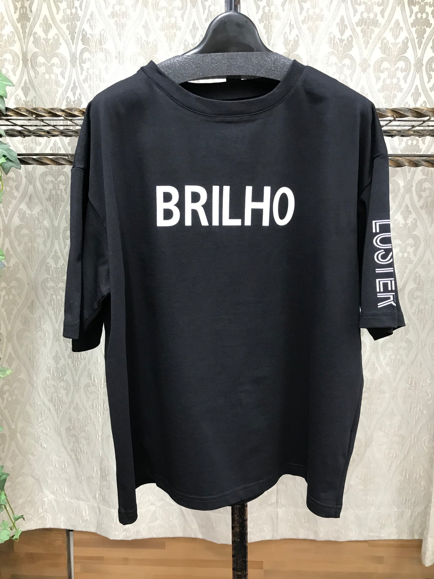 ATELIER SIX BRILHOロゴプリントTシャツ
