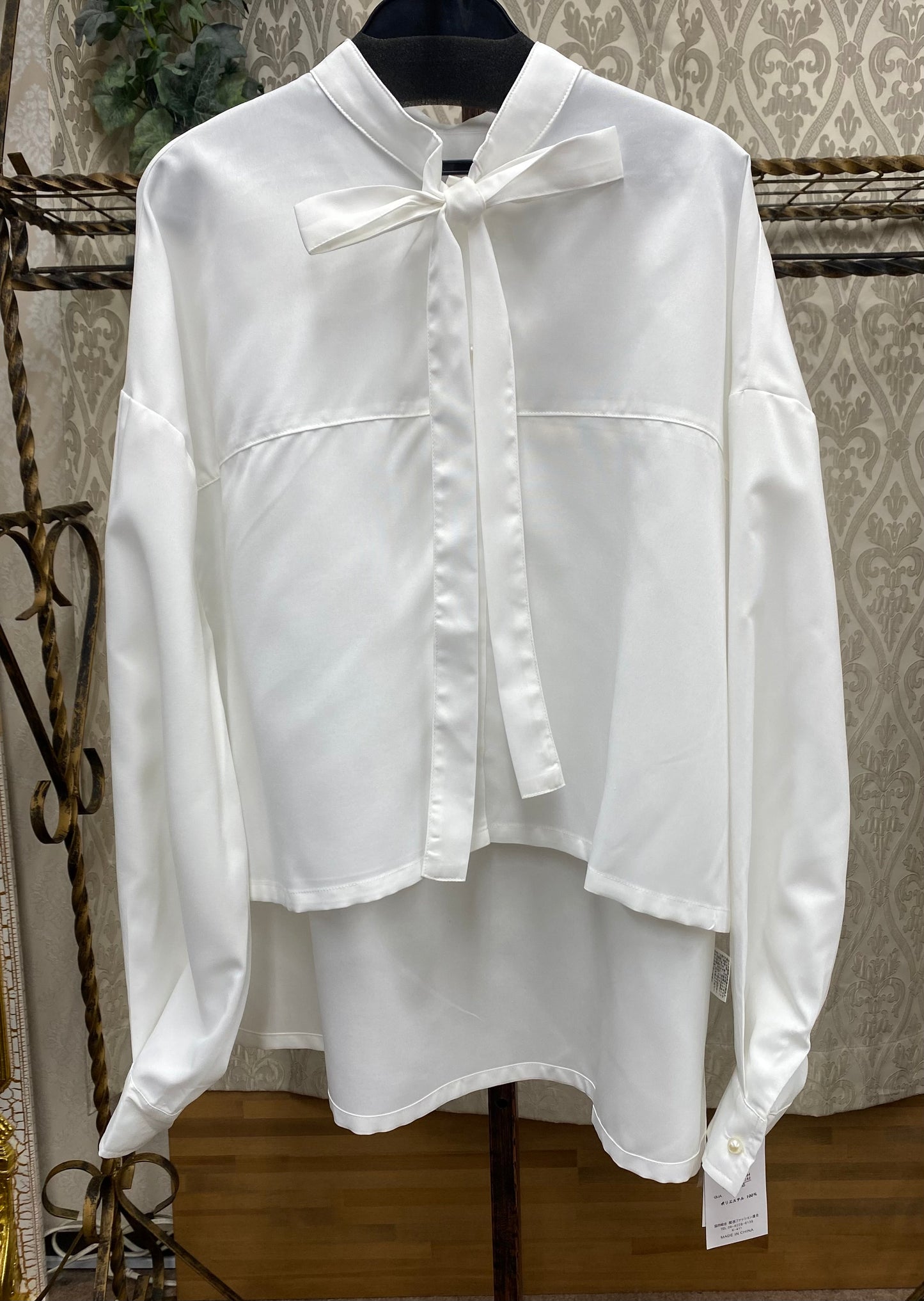 リボンパール鈕ブラウス