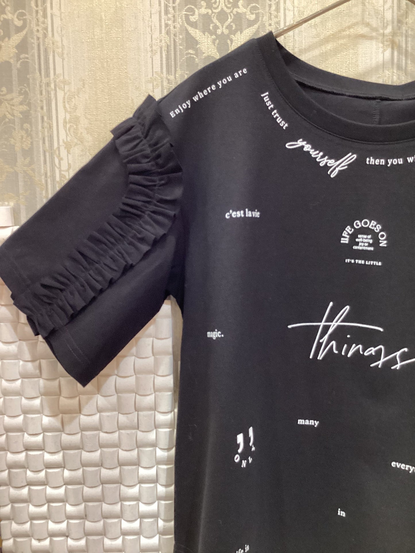 ◯ショルダーフリルランダムロゴTシャツ