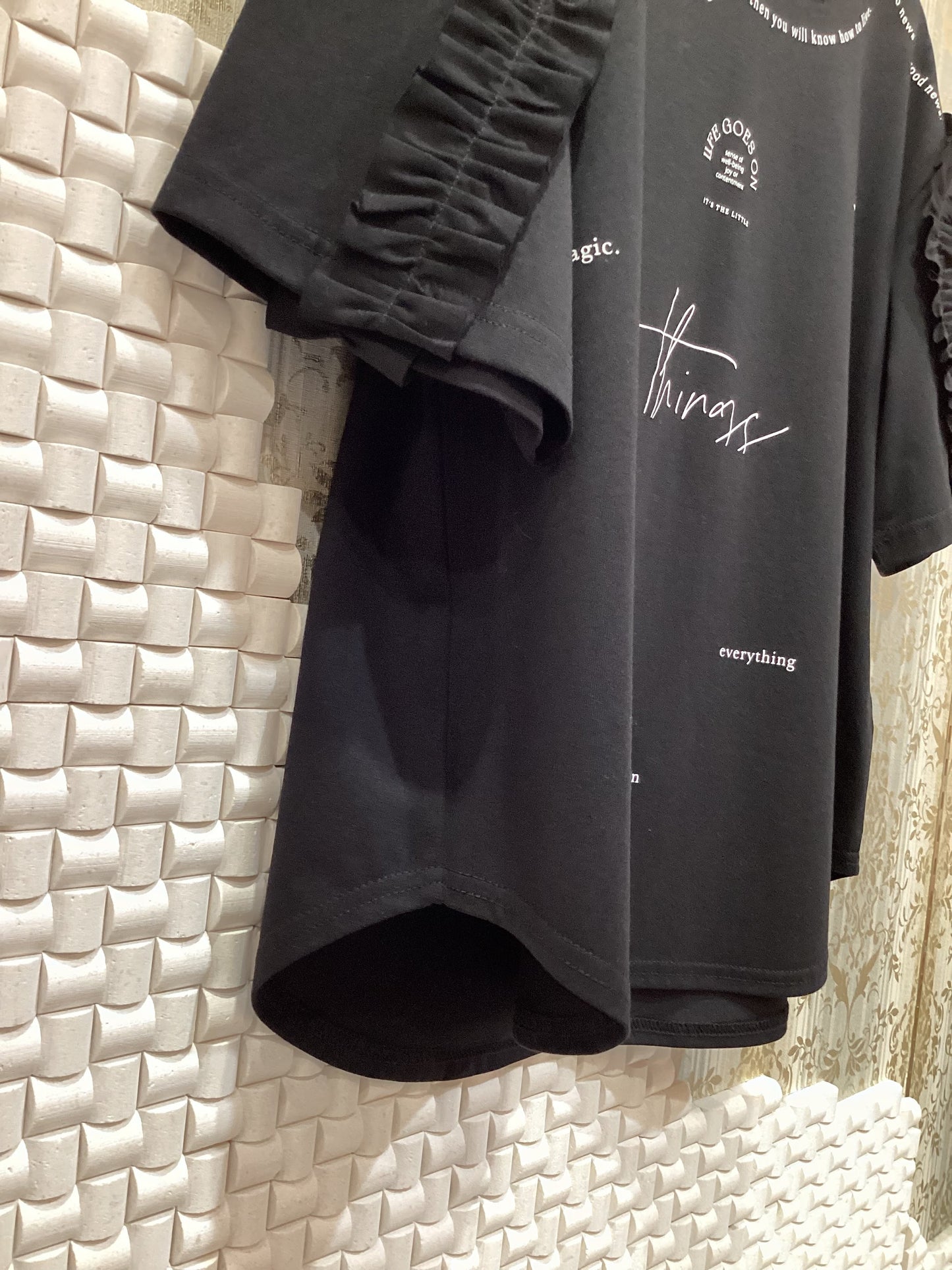 ◯ショルダーフリルランダムロゴTシャツ