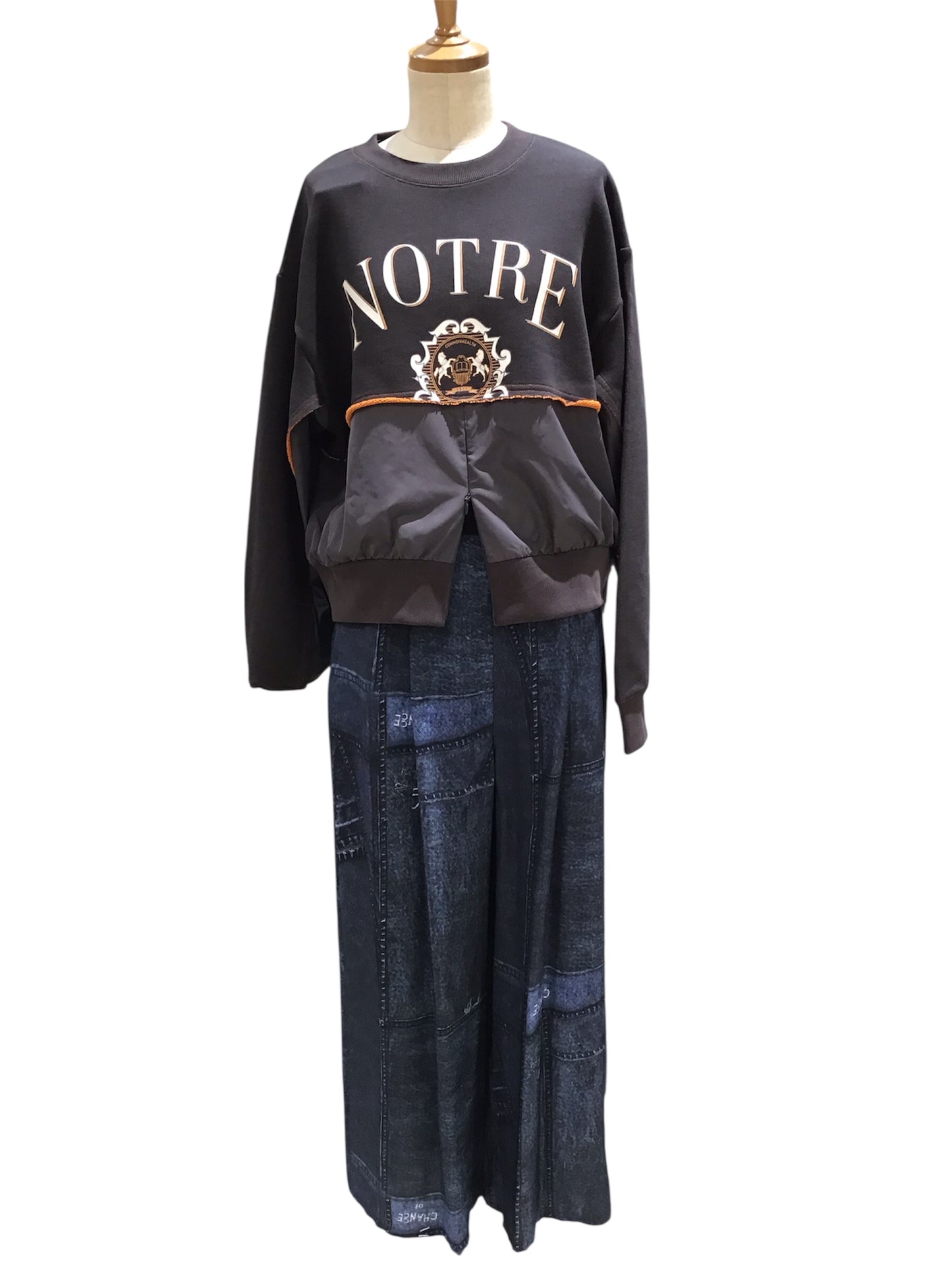 ◎【再入荷】Eimee LawリメイクロゴファスナースリットTOPS