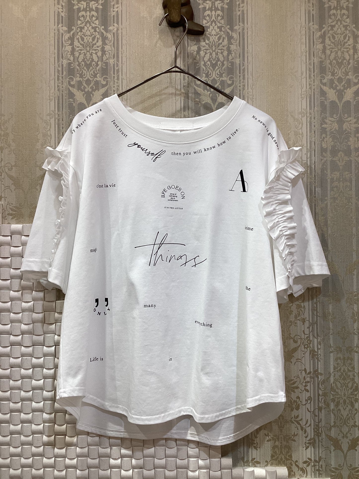 ◯ショルダーフリルランダムロゴTシャツ