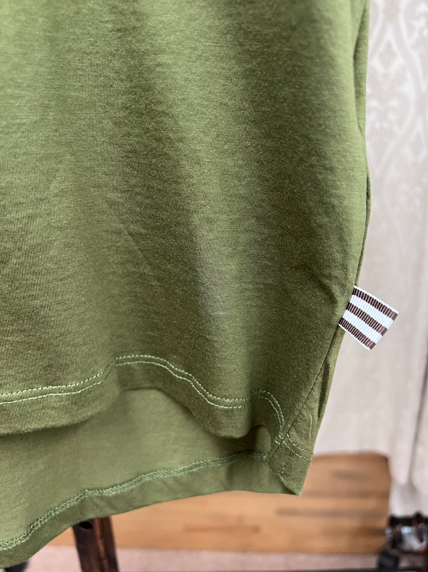 DOLLUPOOPS バックロゴ芝生加工Tシャツ