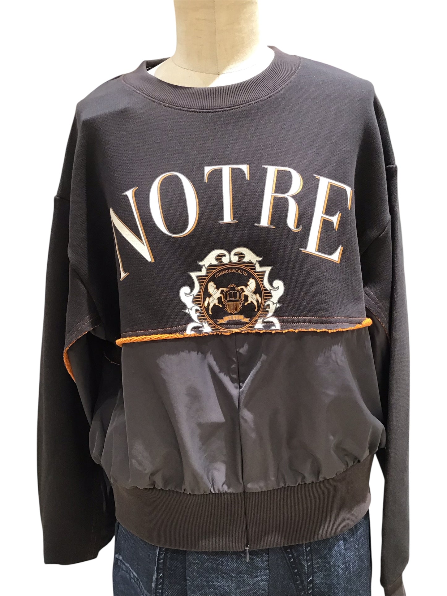 ◎【再入荷】Eimee LawリメイクロゴファスナースリットTOPS