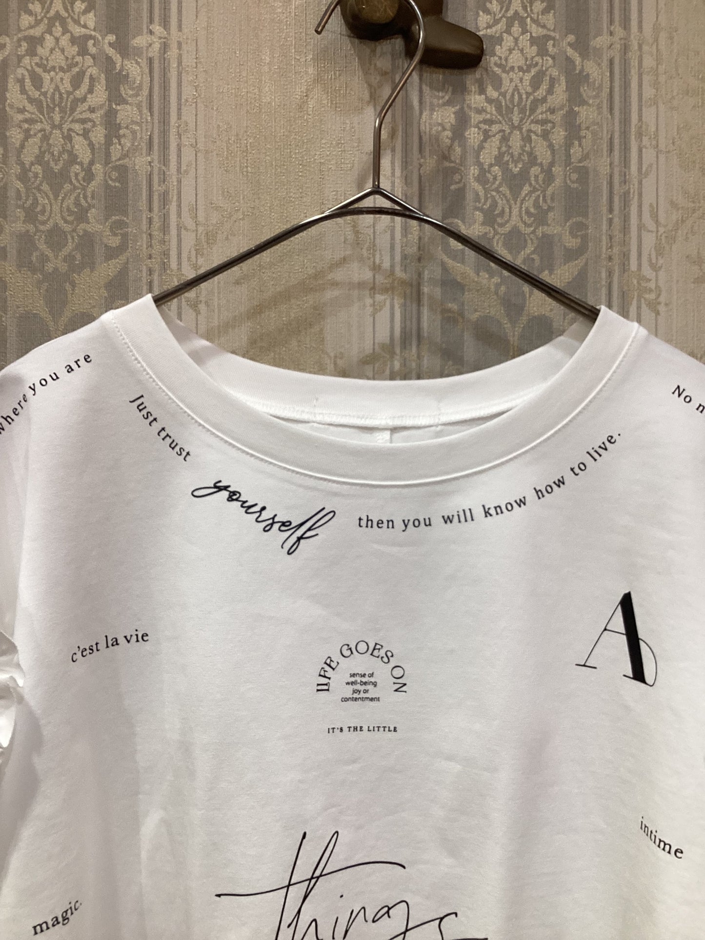 ◯ショルダーフリルランダムロゴTシャツ