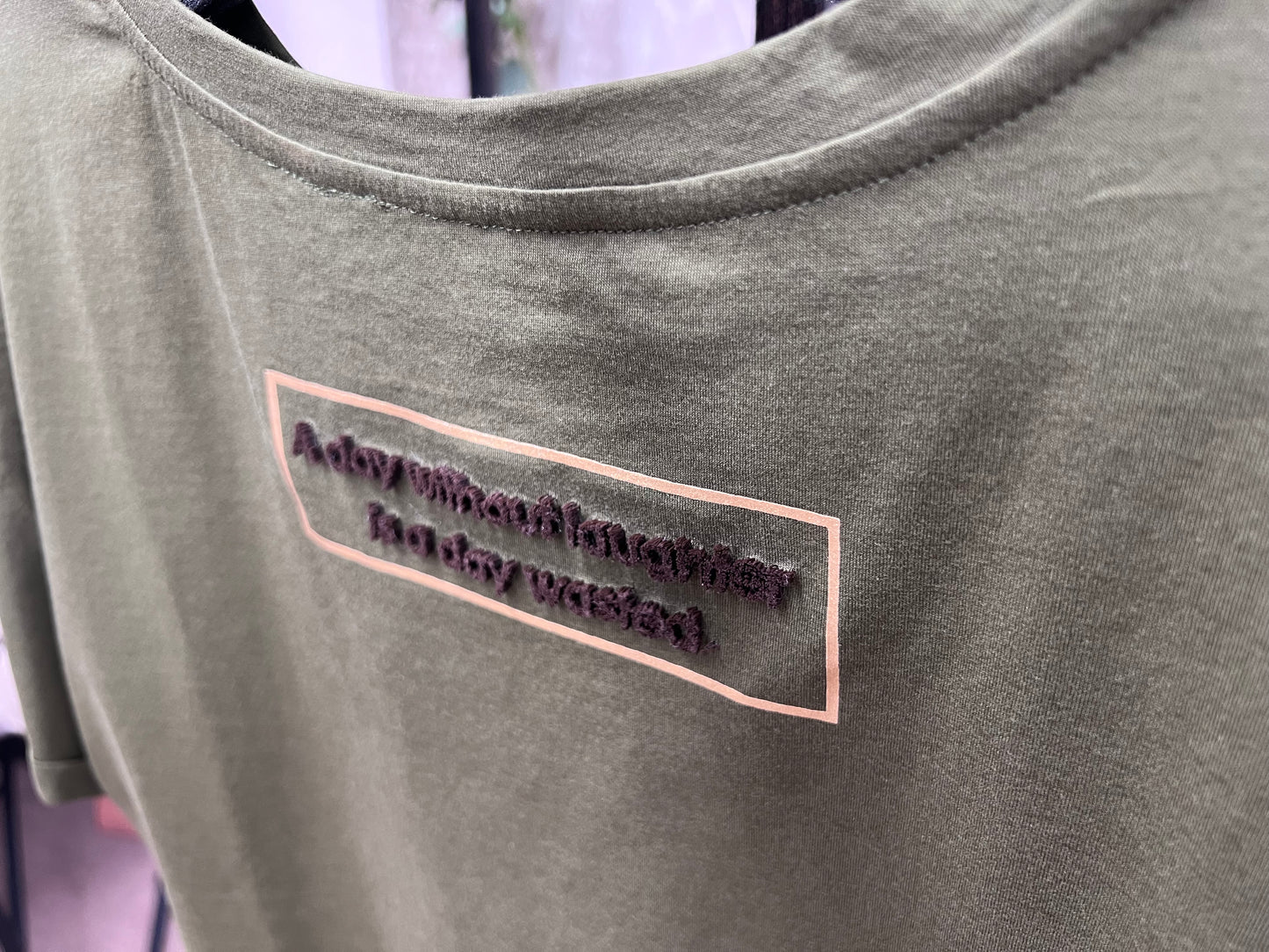 DOLLUPOOPS バックロゴ芝生加工Tシャツ