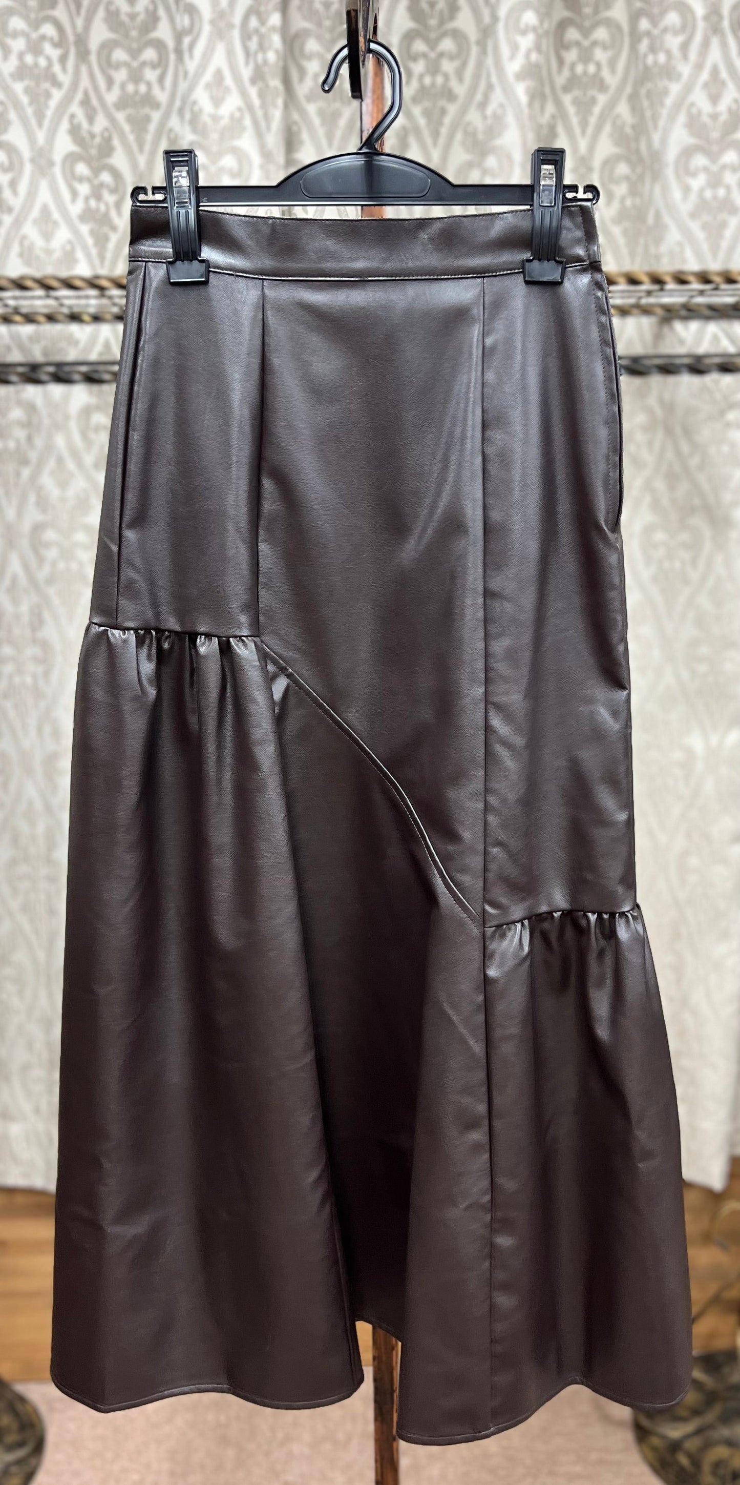 Amuelle rosetta byエピデミークフェイクレザーフレアSK