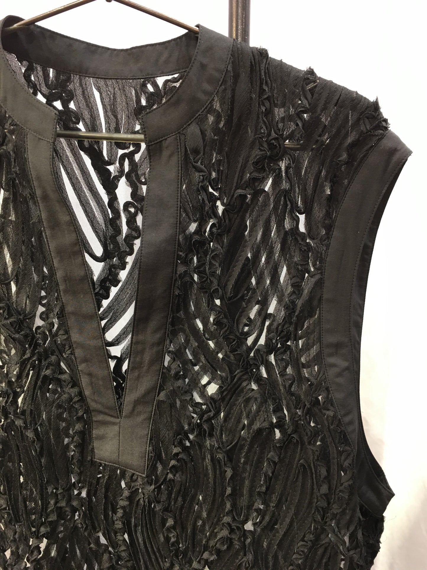 ☆CLOCHE 刺繍レース深Vベスト