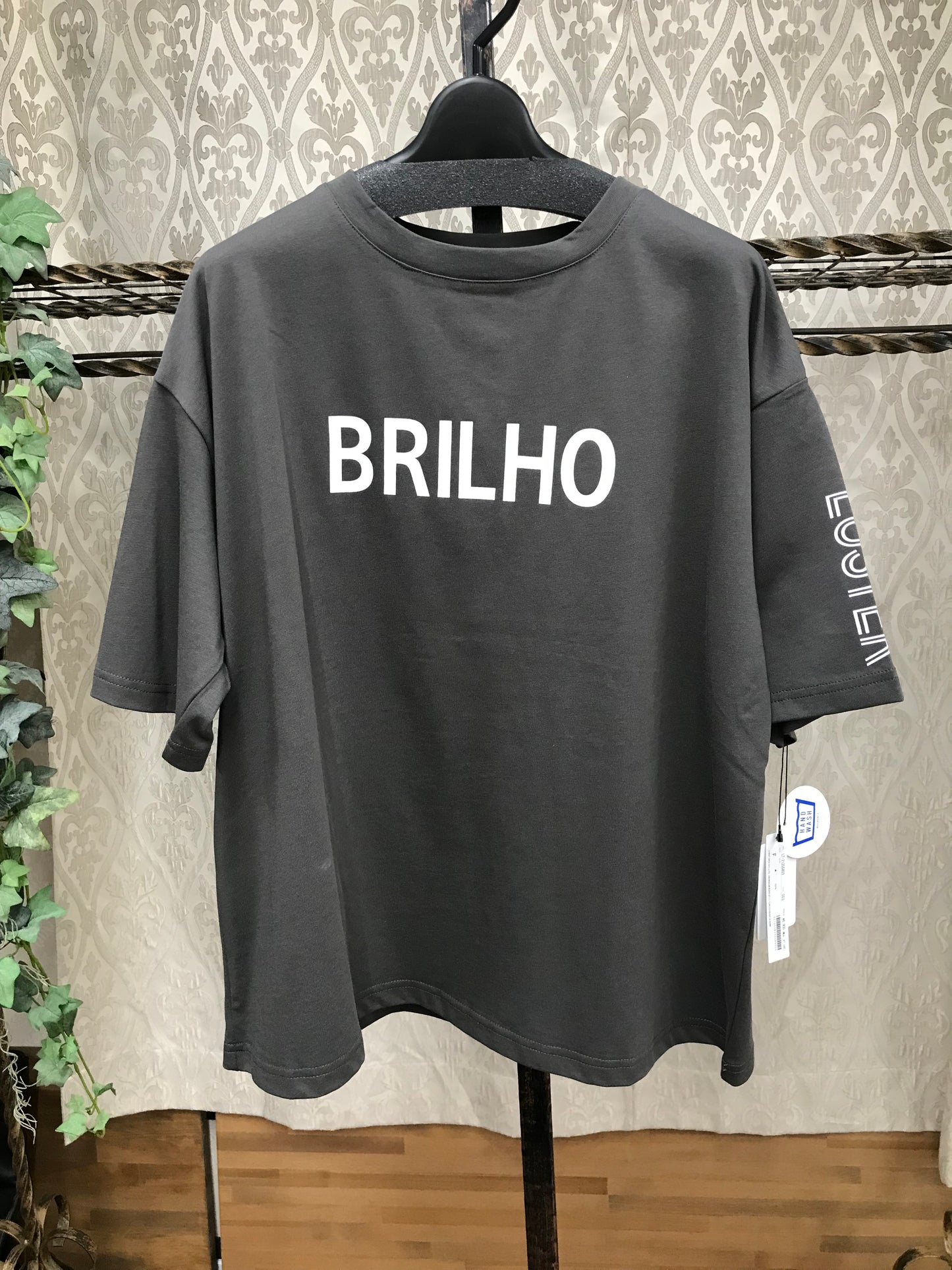 ATELIER SIX BRILHOロゴプリントTシャツ