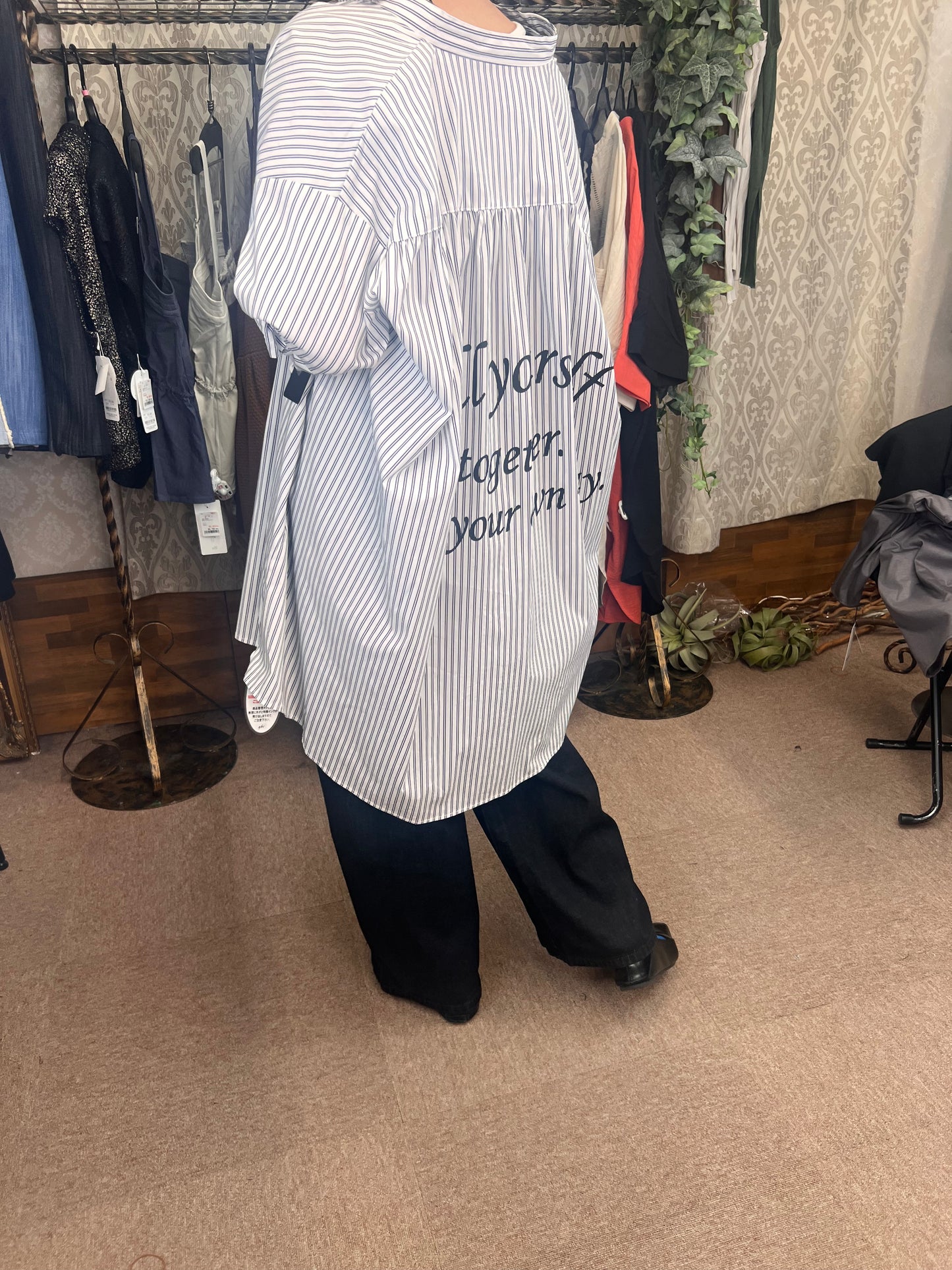 バックロゴストライプシャツ