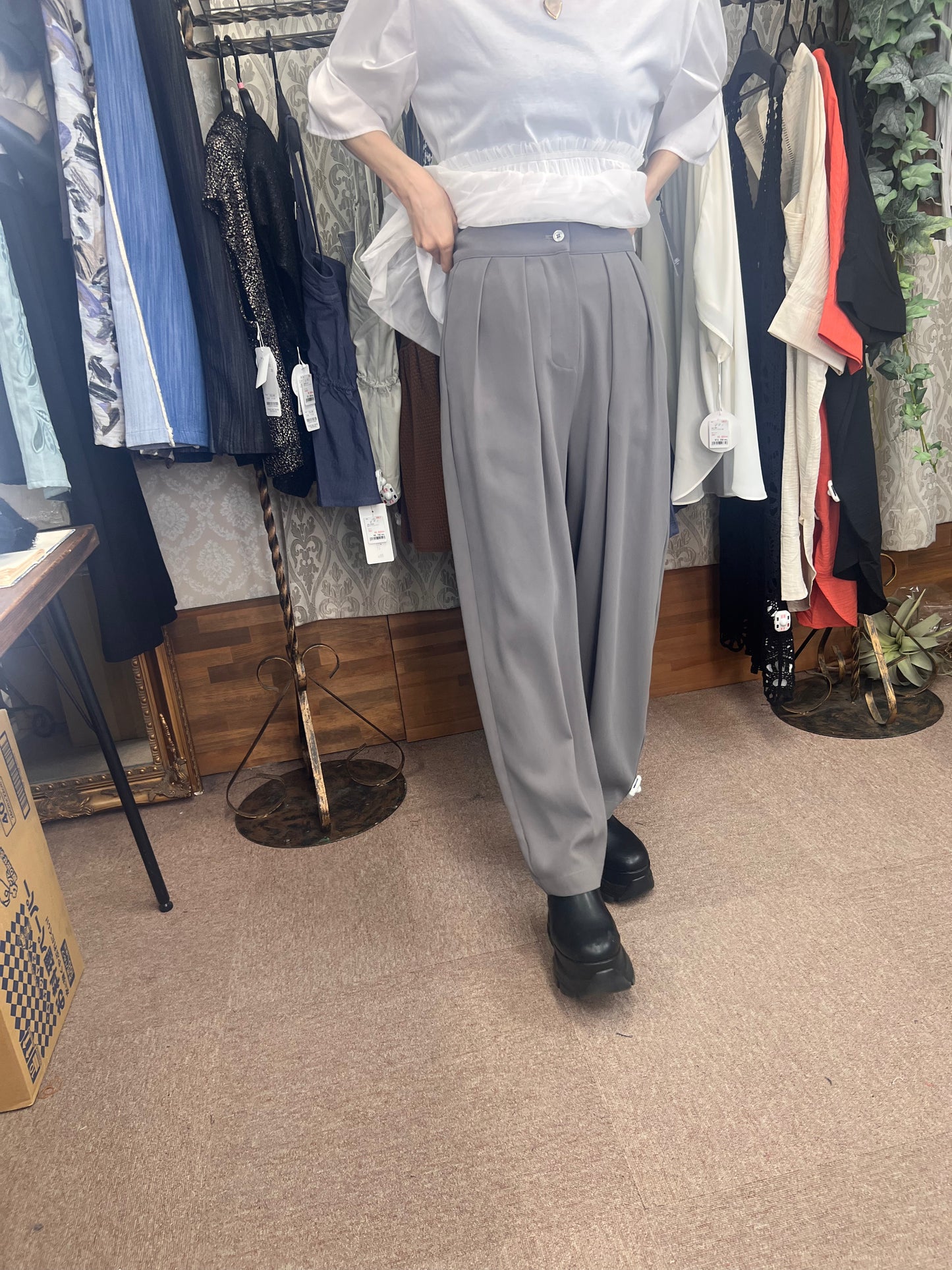 タックテーパードパンツ
