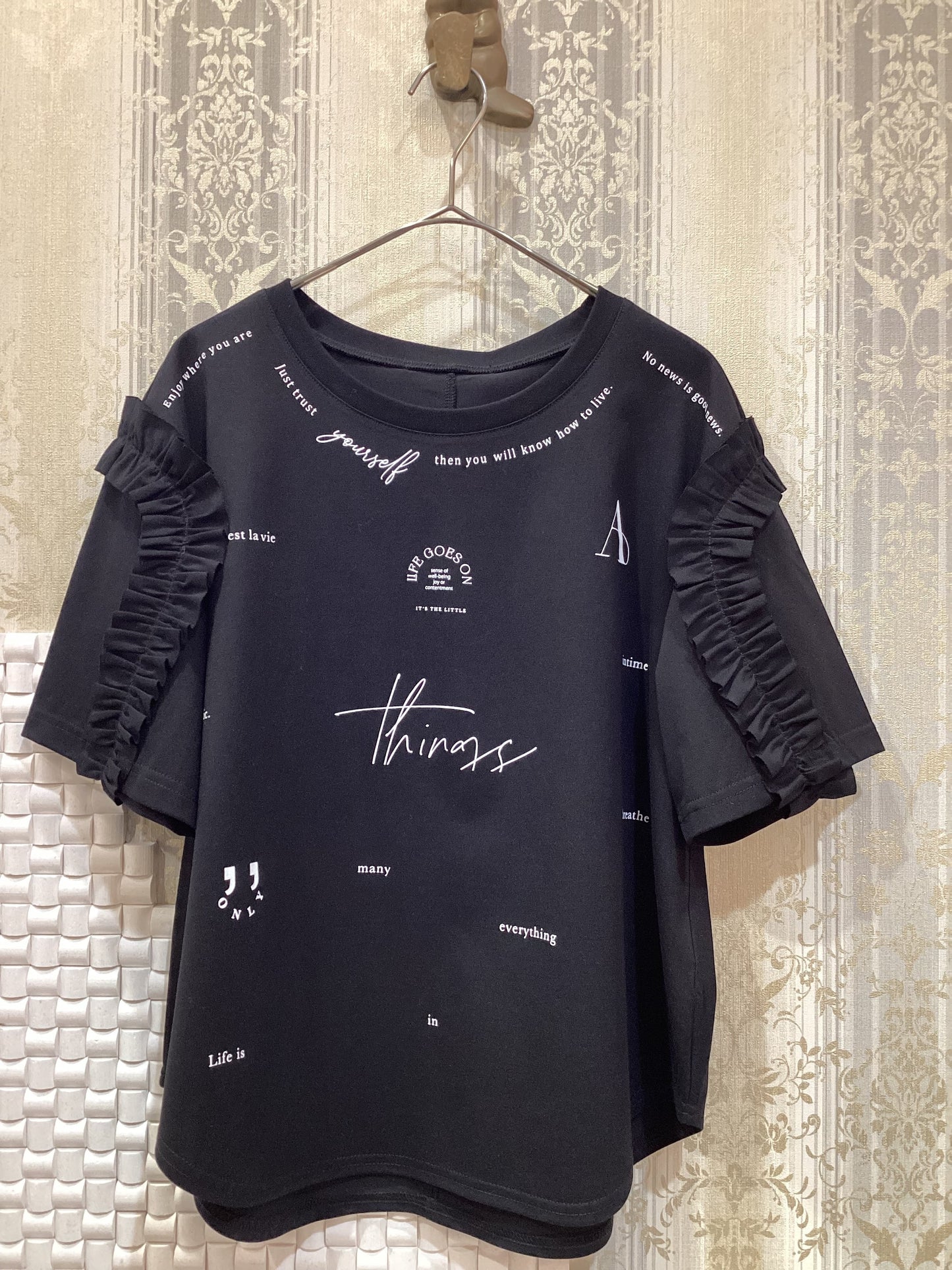 ◯ショルダーフリルランダムロゴTシャツ