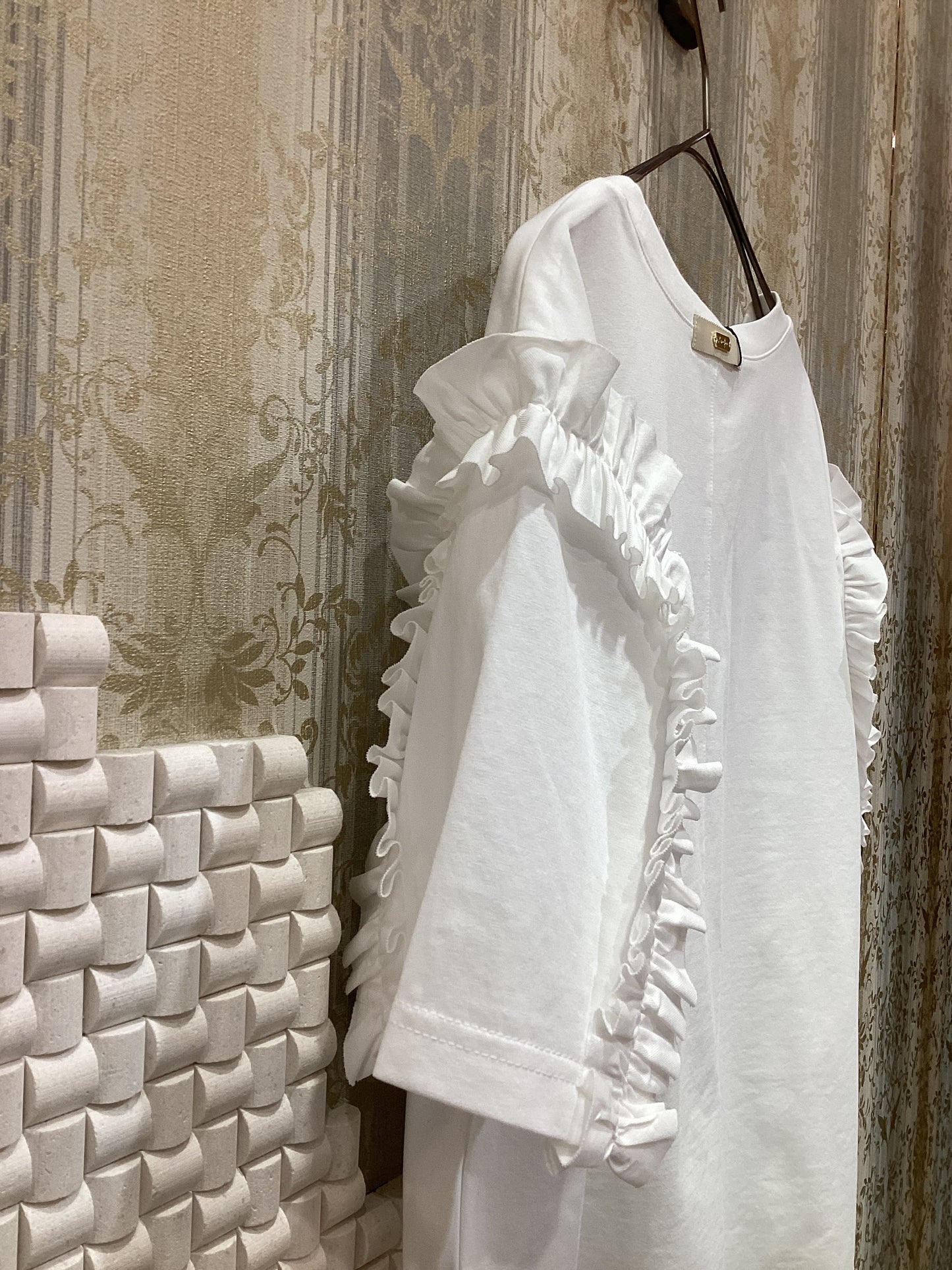 ◯ショルダーフリルランダムロゴTシャツ