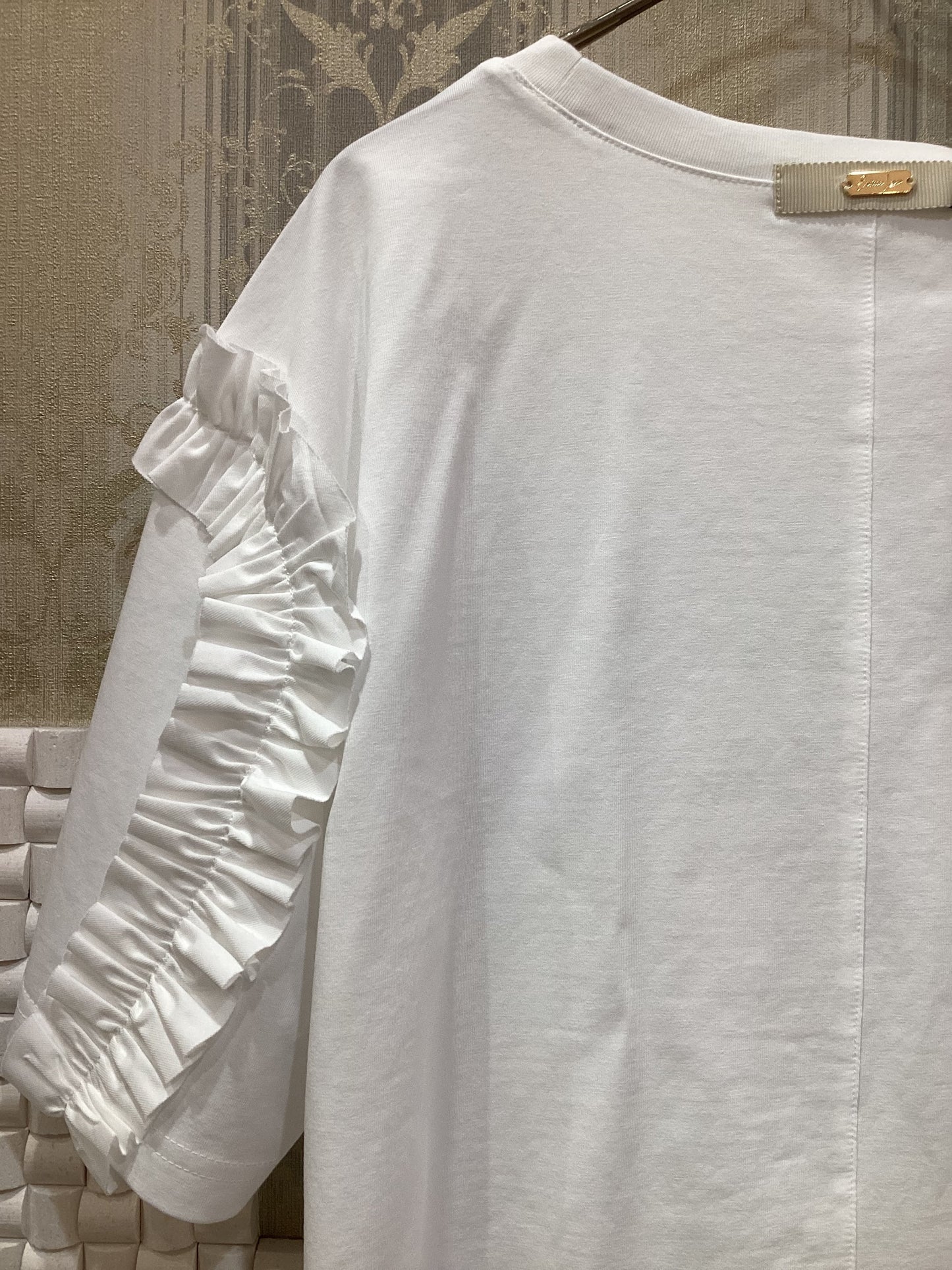 ◯ショルダーフリルランダムロゴTシャツ