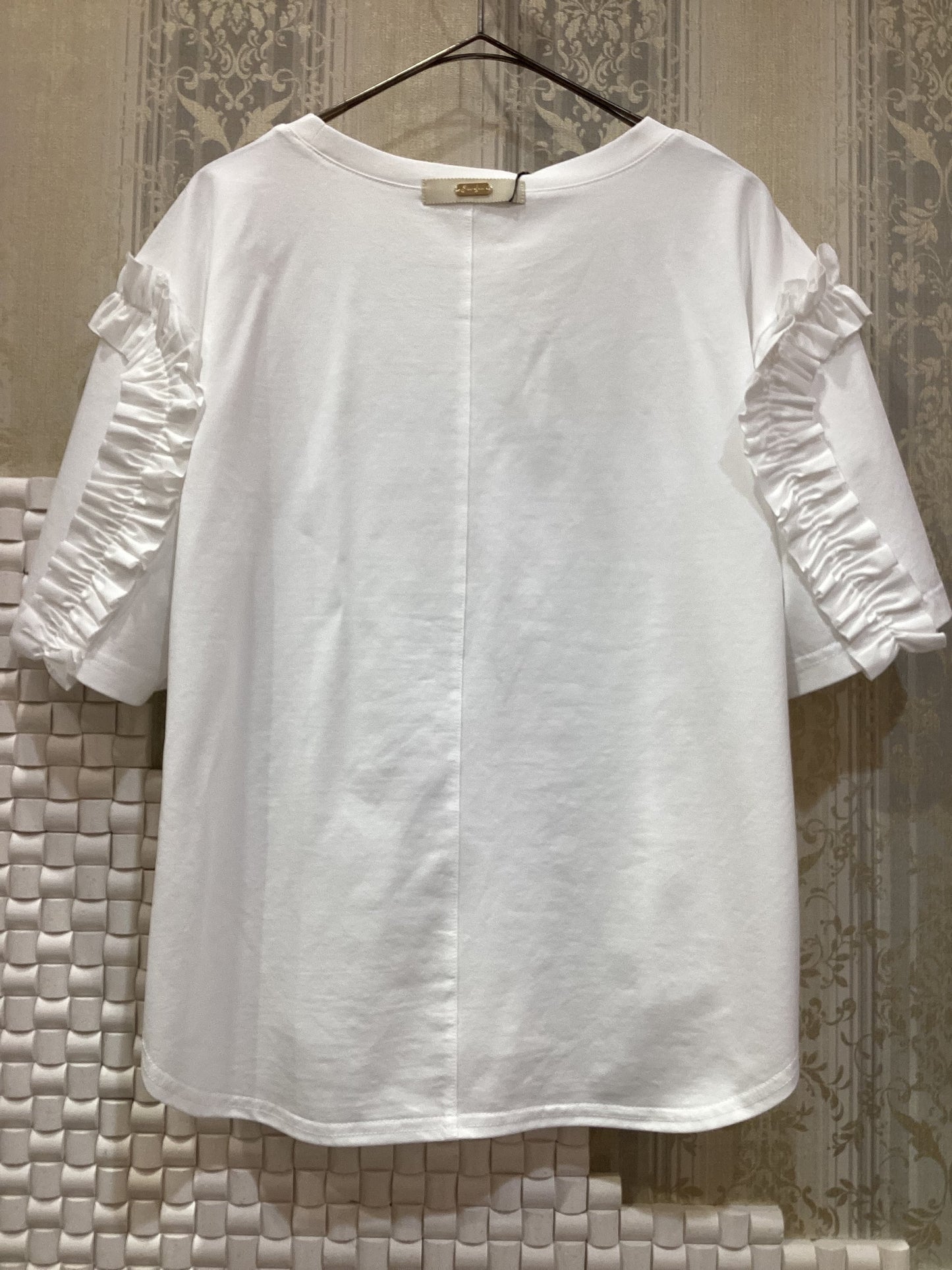 ◯ショルダーフリルランダムロゴTシャツ