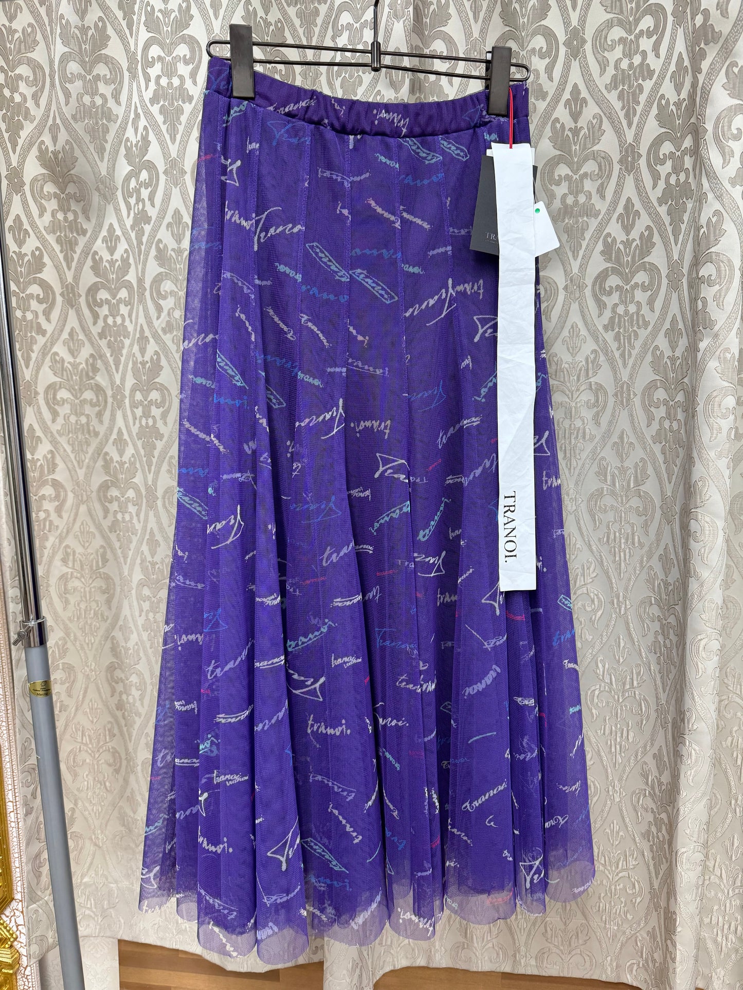 TRANOI 英字プリントチュールスカート