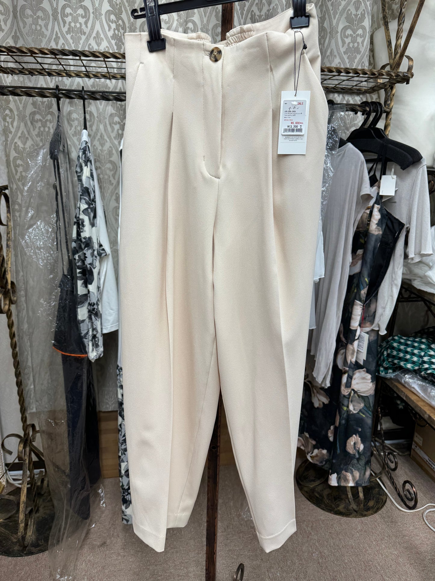 anana ハイウェストストレッチツイルタックパンツ