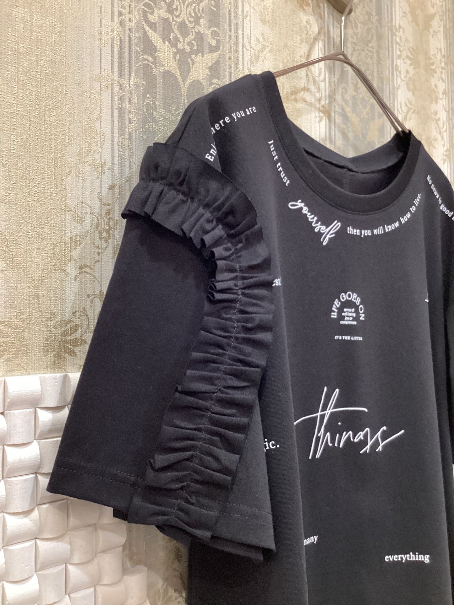 ◯ショルダーフリルランダムロゴTシャツ