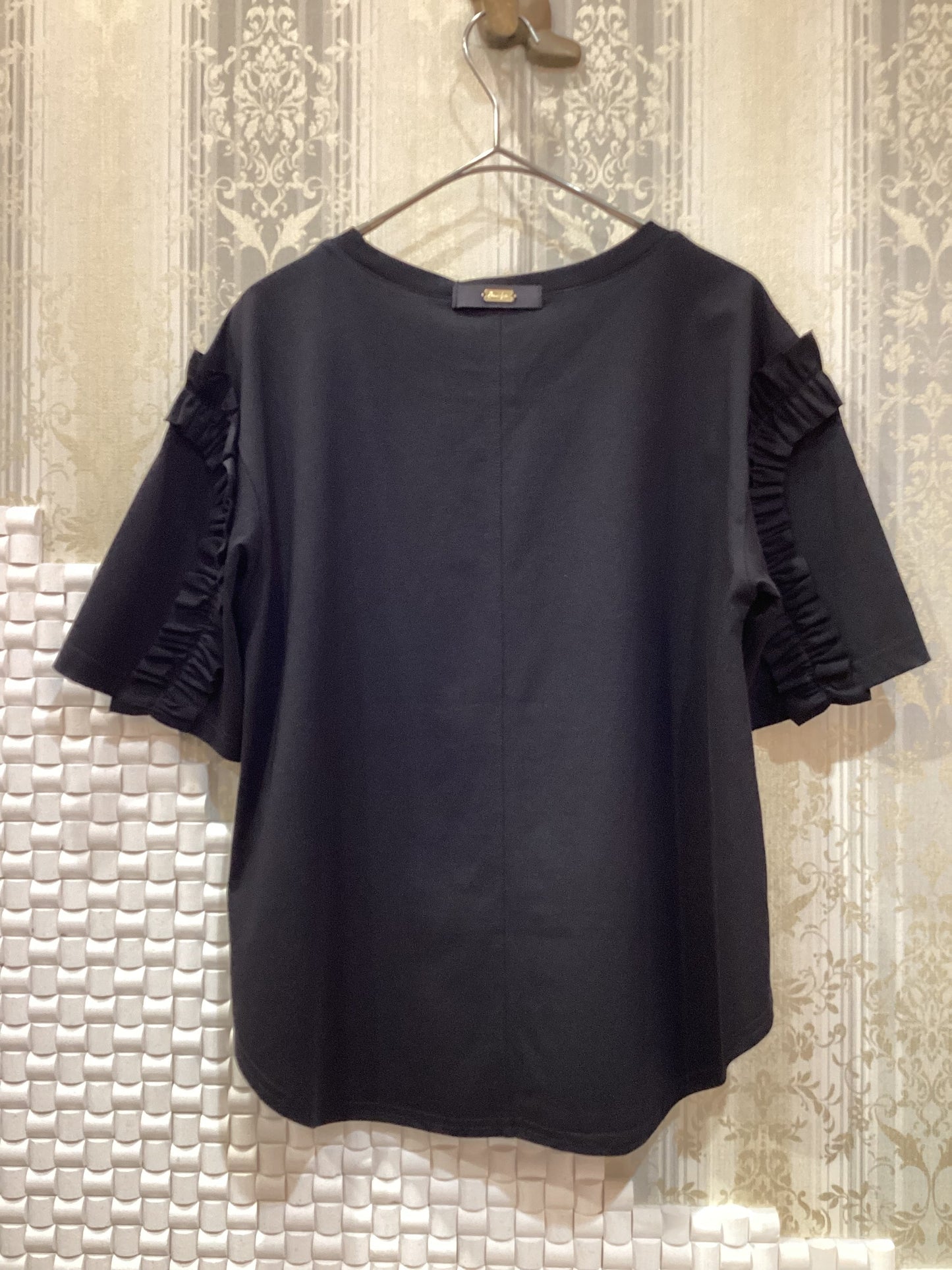 ◯ショルダーフリルランダムロゴTシャツ