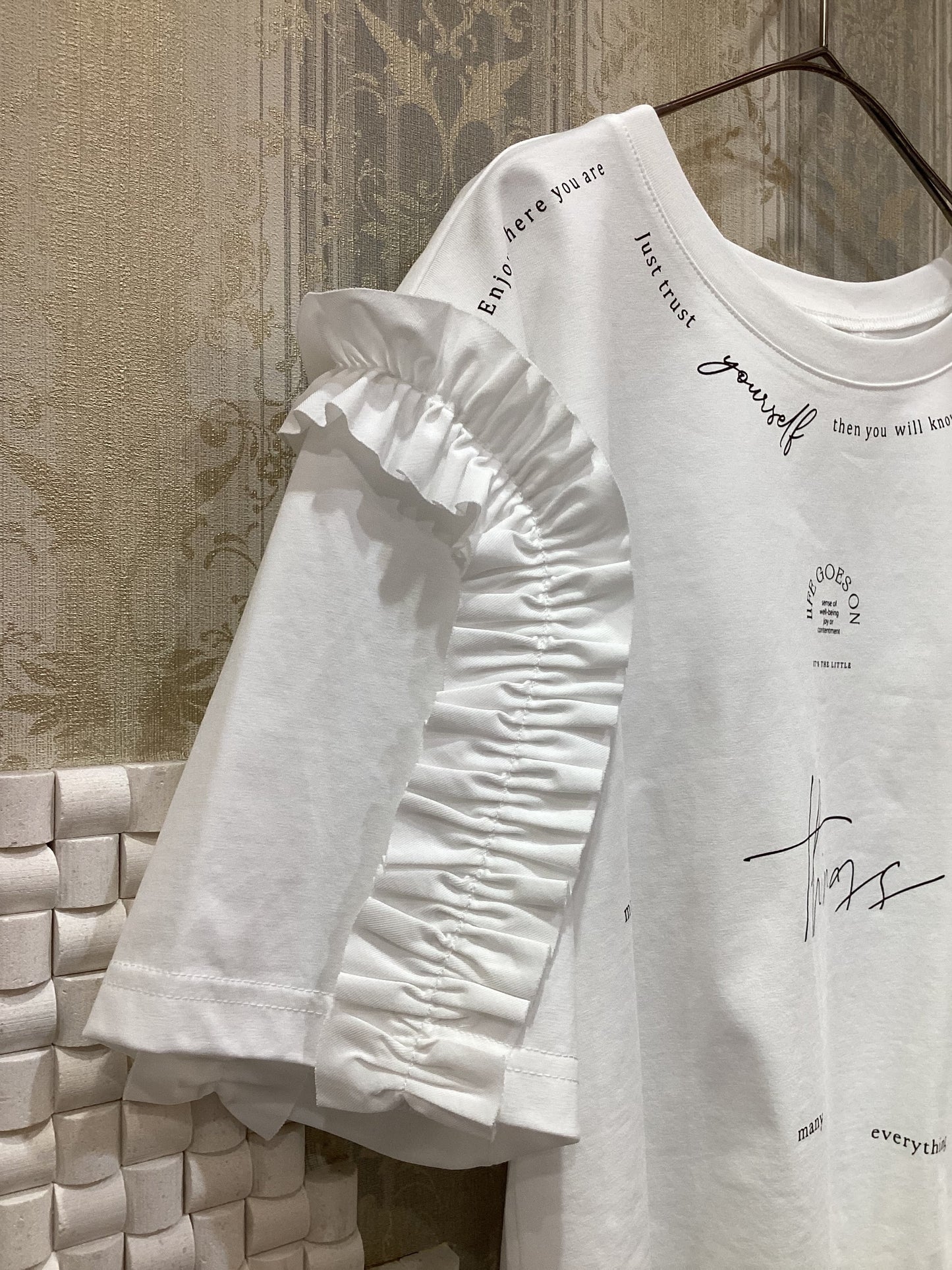 ◯ショルダーフリルランダムロゴTシャツ