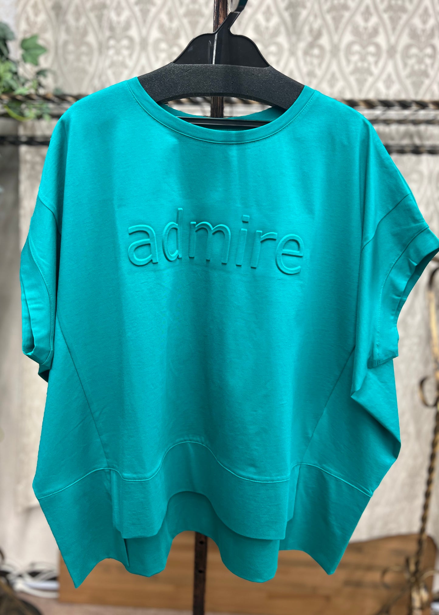 aura de attirer by エピデミーク　エンボスバンザイTシャツ
