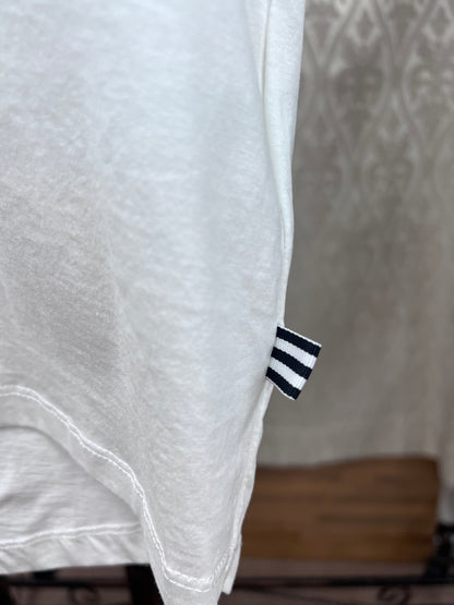 DOLLUPOOPS バックロゴ芝生加工Tシャツ