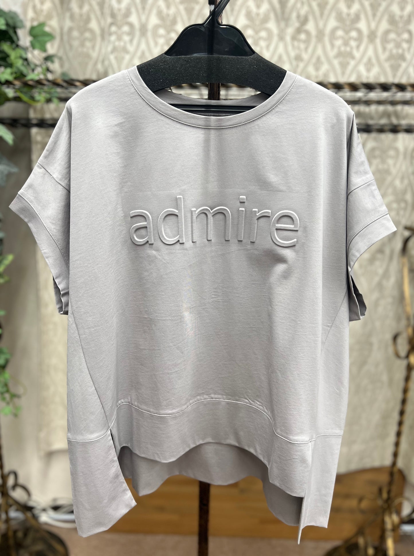 aura de attirer by エピデミーク　エンボスバンザイTシャツ