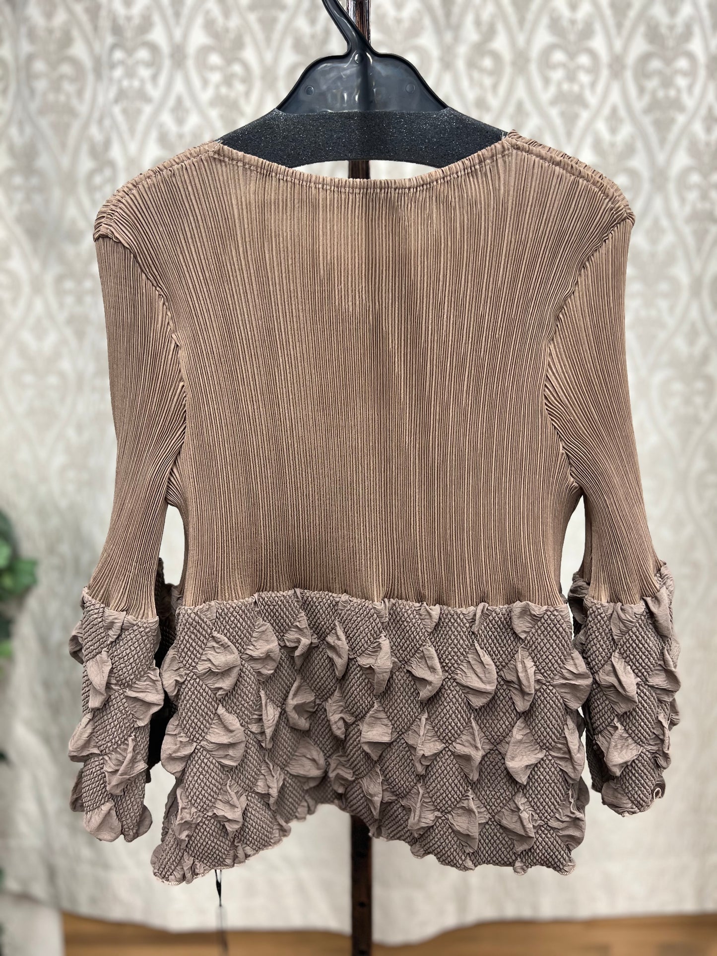 DOLLUPOOPS ヘムエンボスプリーツTOPS