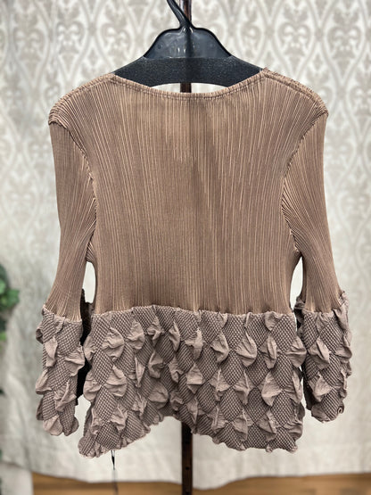 DOLLUPOOPS ヘムエンボスプリーツTOPS
