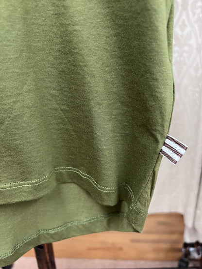 DOLLUPOOPS バックロゴ芝生加工Tシャツ