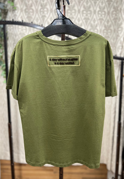 DOLLUPOOPS バックロゴ芝生加工Tシャツ