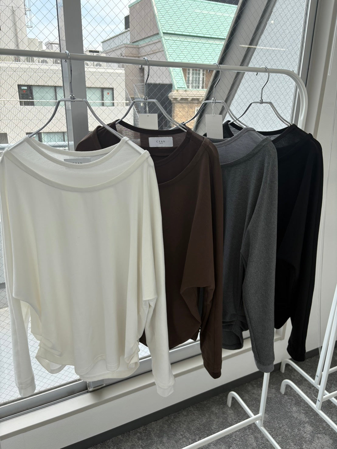 ☆予約CYANレイヤーネックドルマンtops【即日決済で次から使える10％還元クーポンもらえます】