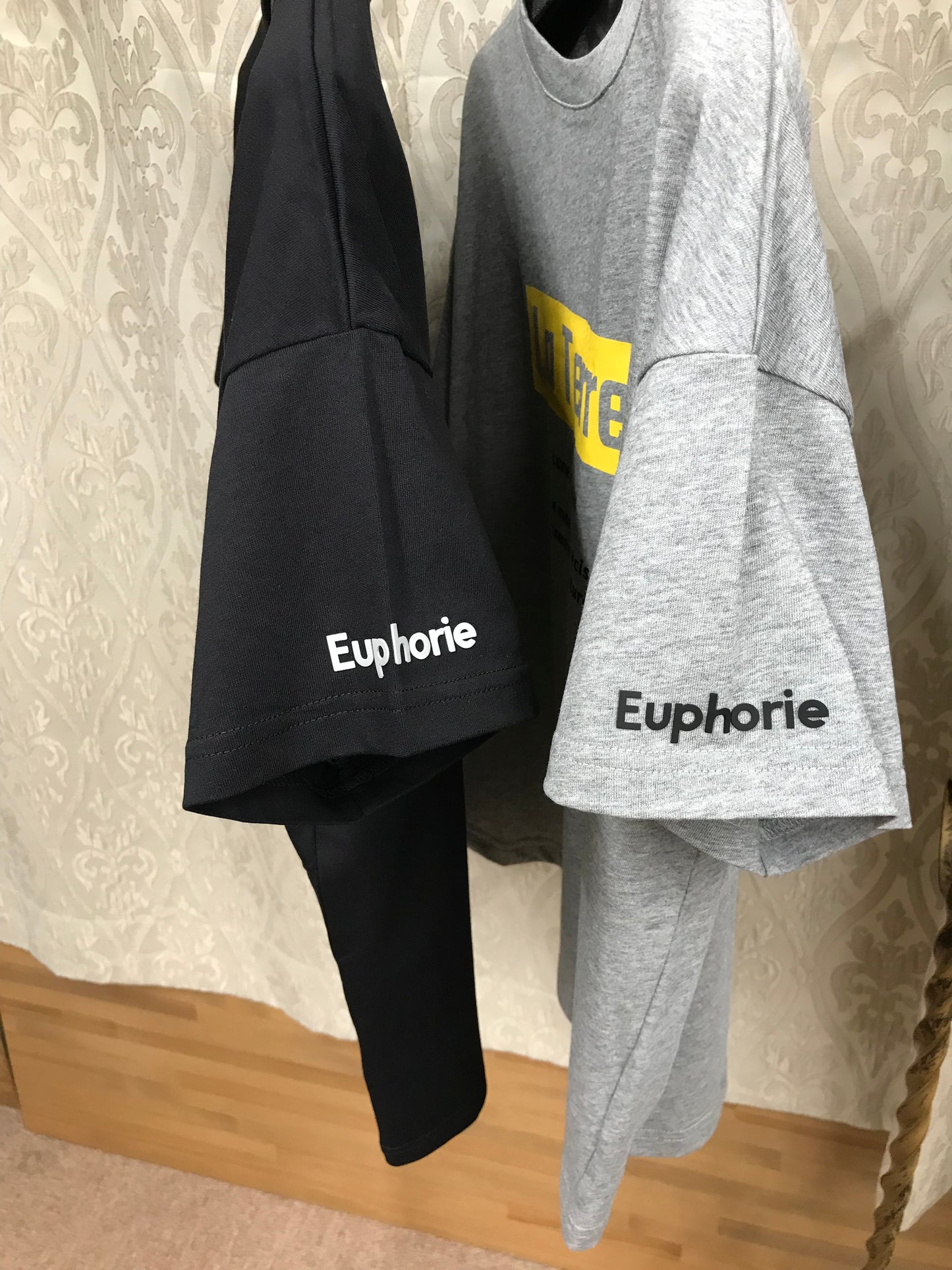 ATELIER SIX   La TerreロゴプリントTシャツ