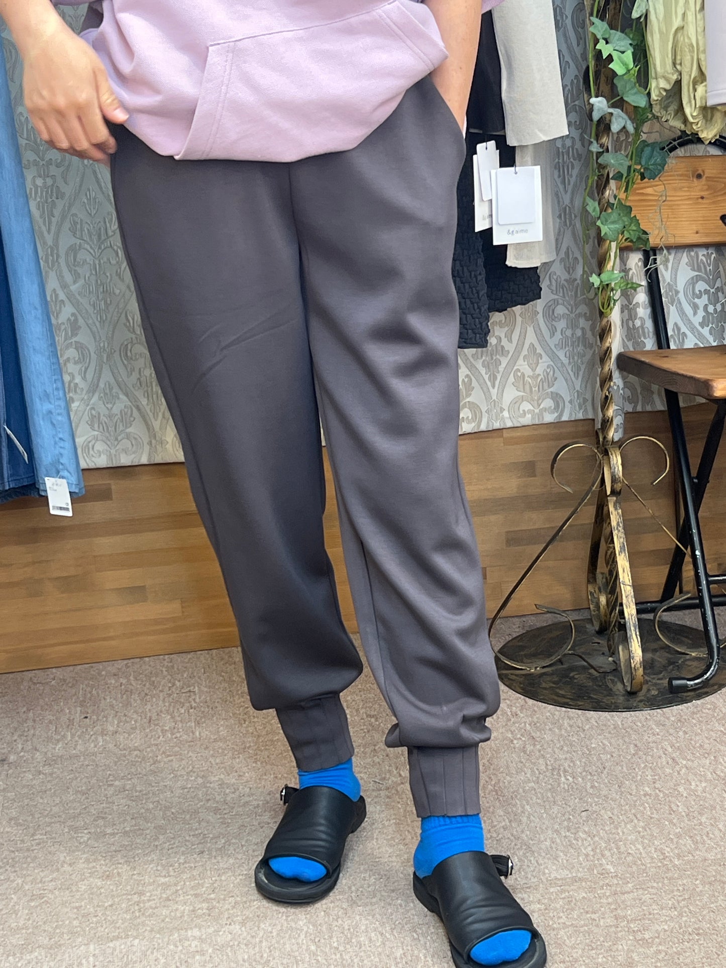 裾絞りポンチパンツ
