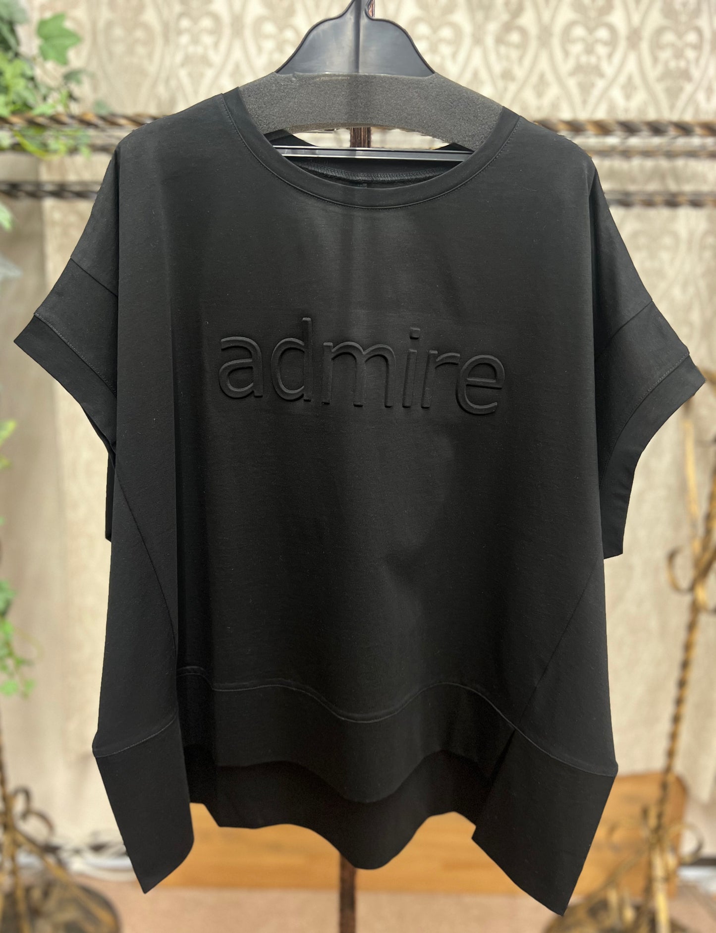aura de attirer by エピデミーク　エンボスバンザイTシャツ
