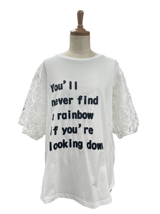 Vingtrois テープ刺繍デザインロゴTシャツ