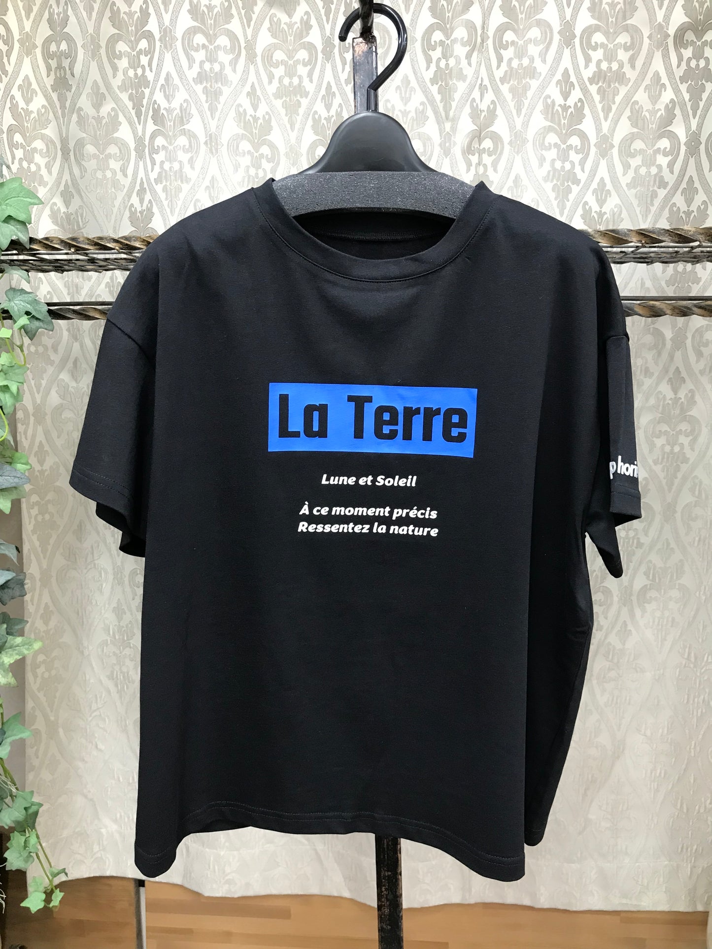 ATELIER SIX   La TerreロゴプリントTシャツ