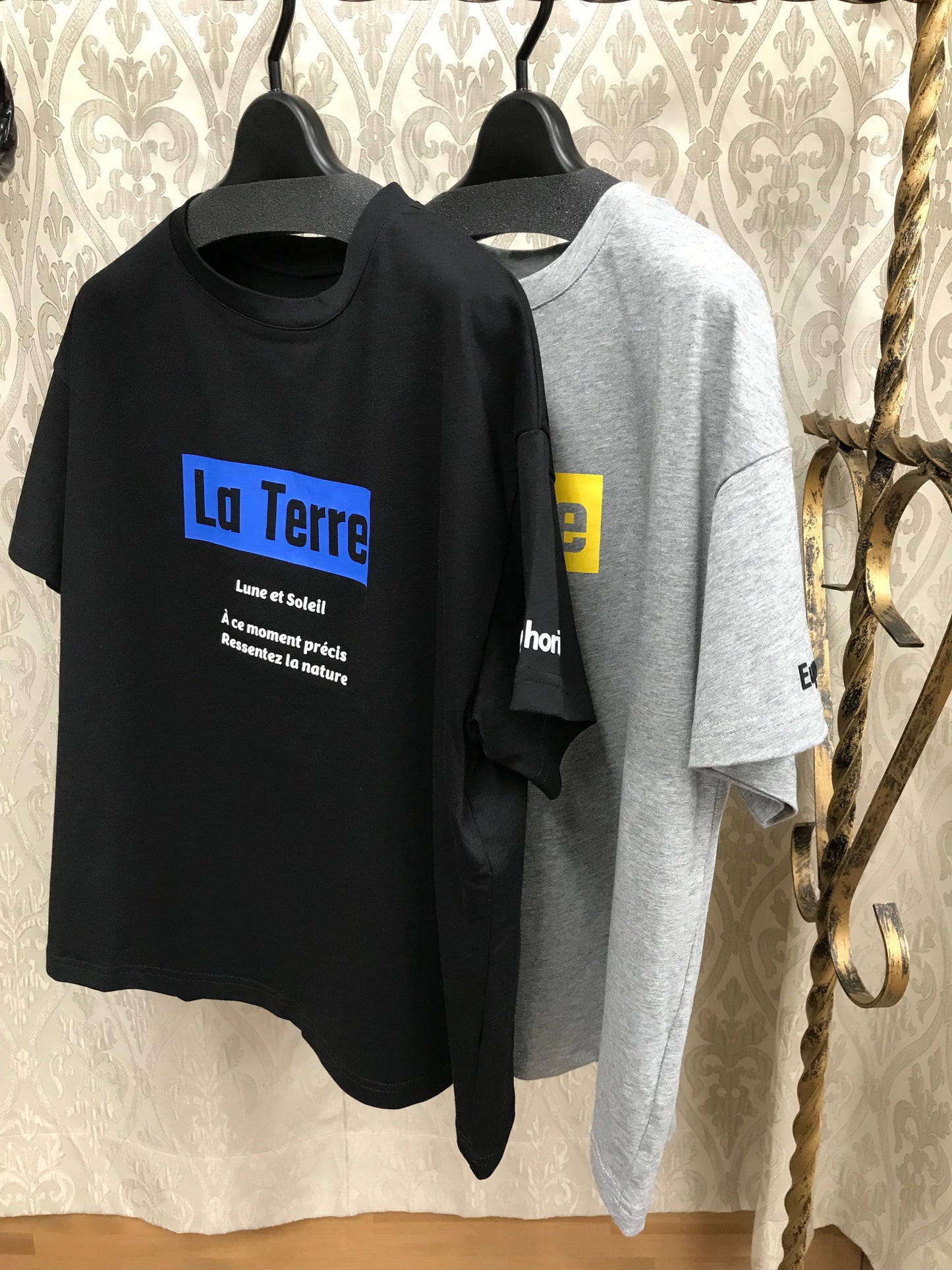 ATELIER SIX   La TerreロゴプリントTシャツ
