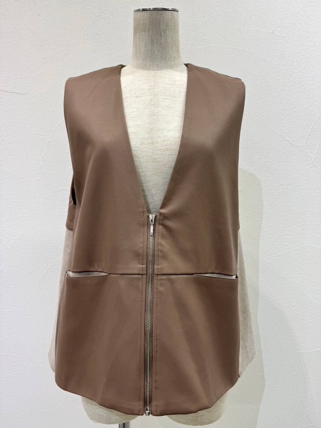 ☆予約CYANヴィーガンレザーフレアベスト【即日決済で次から使える10％還元クーポンもらえます】