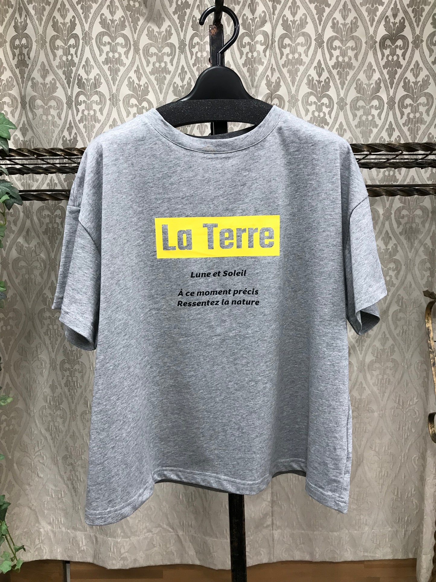ATELIER SIX   La TerreロゴプリントTシャツ