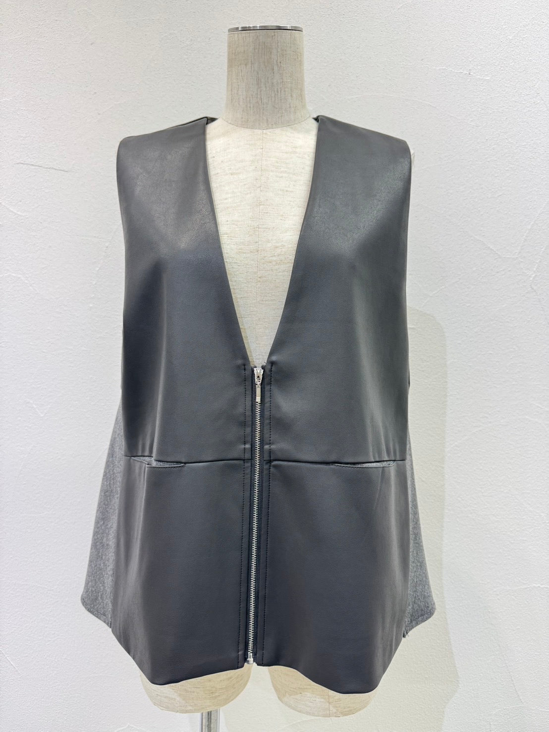 ☆予約CYANヴィーガンレザーフレアベスト【即日決済で次から使える10％還元クーポンもらえます】