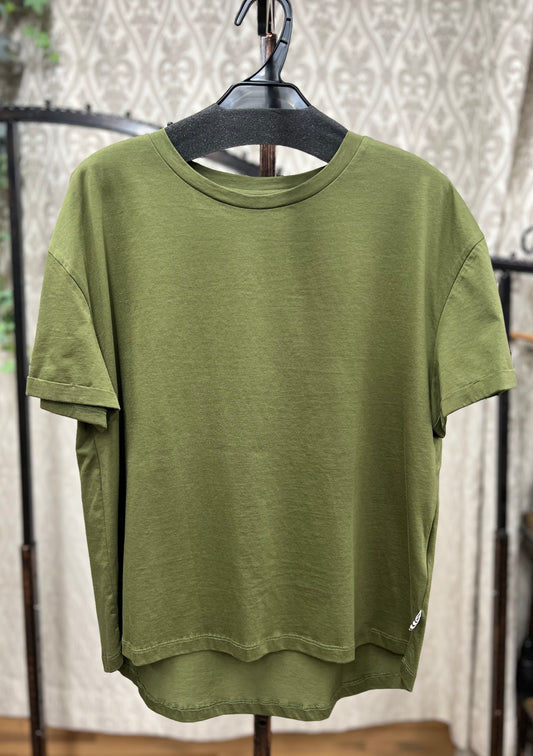 DOLLUPOOPS バックロゴ芝生加工Tシャツ