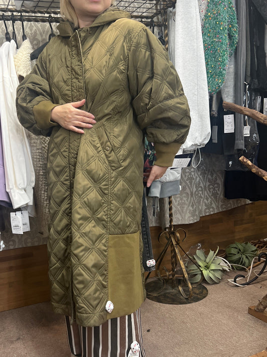 スクウェアキルトロングコート