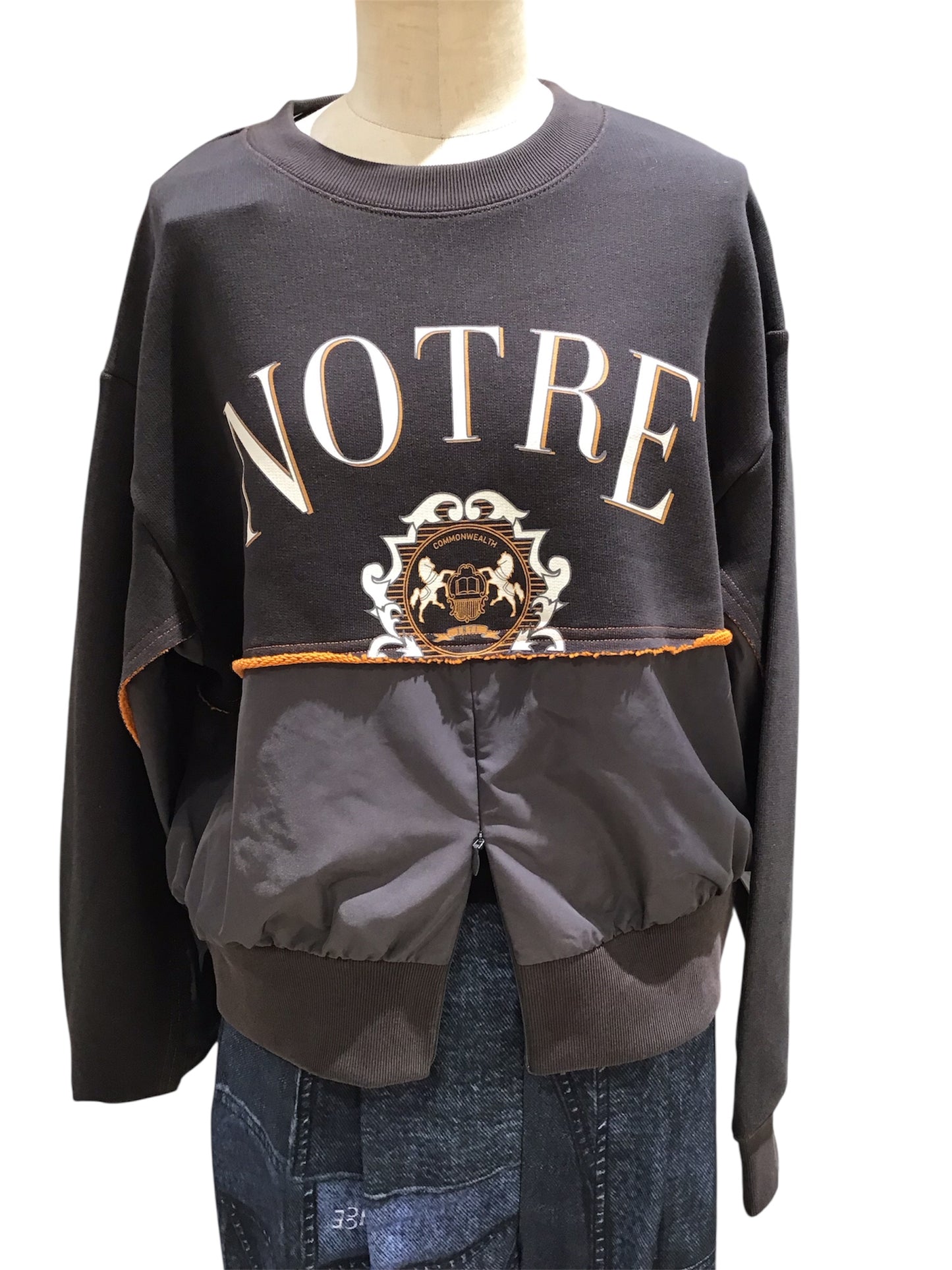 ◎【再入荷】Eimee LawリメイクロゴファスナースリットTOPS