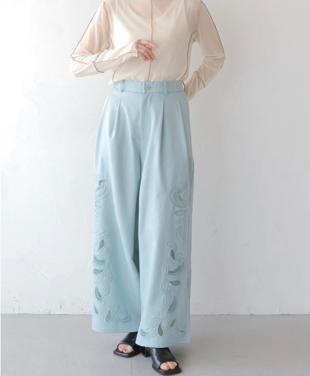Vingtoris レースカット刺繍パンツ