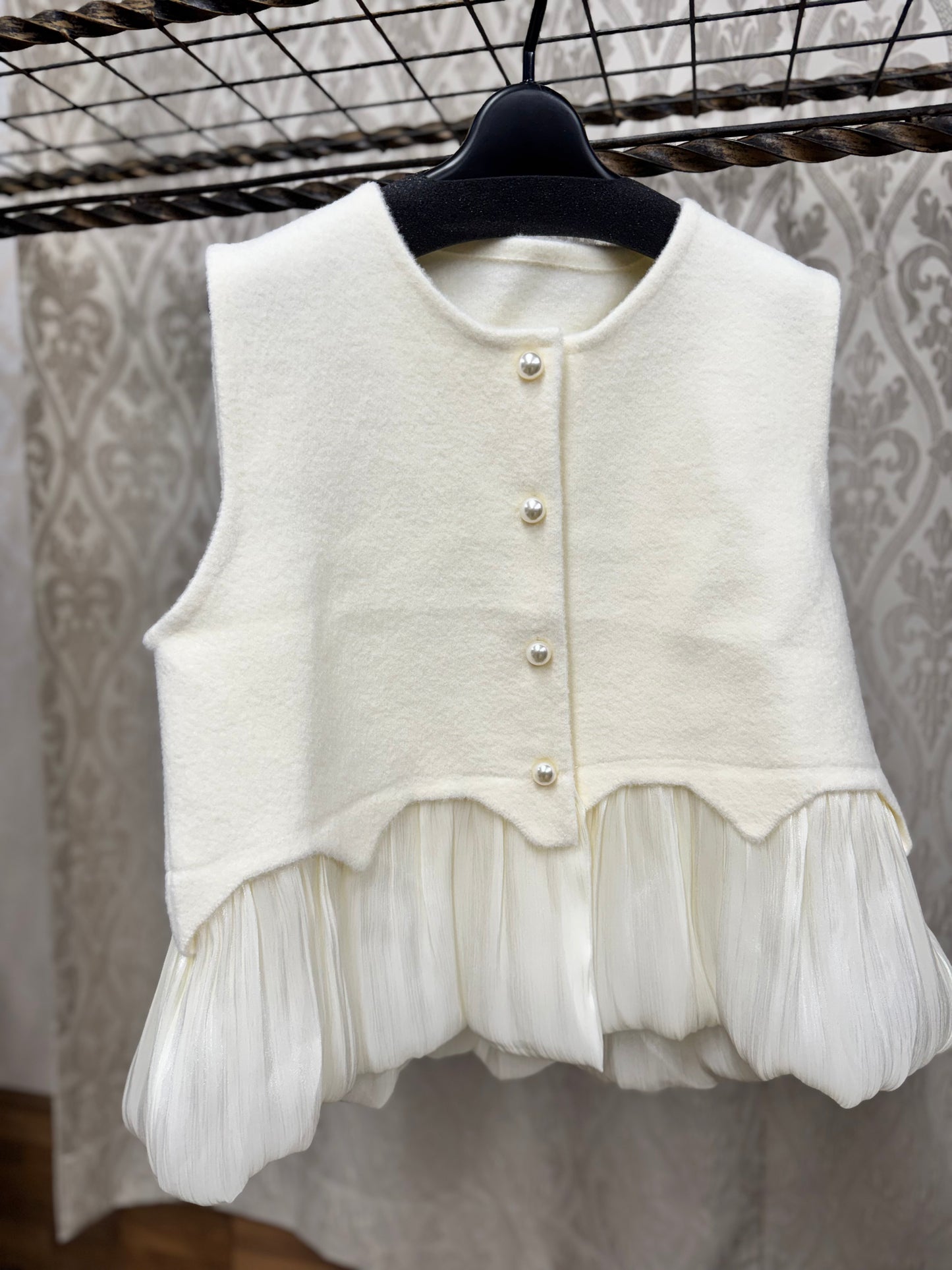 裾シャイニーシフォンベスト