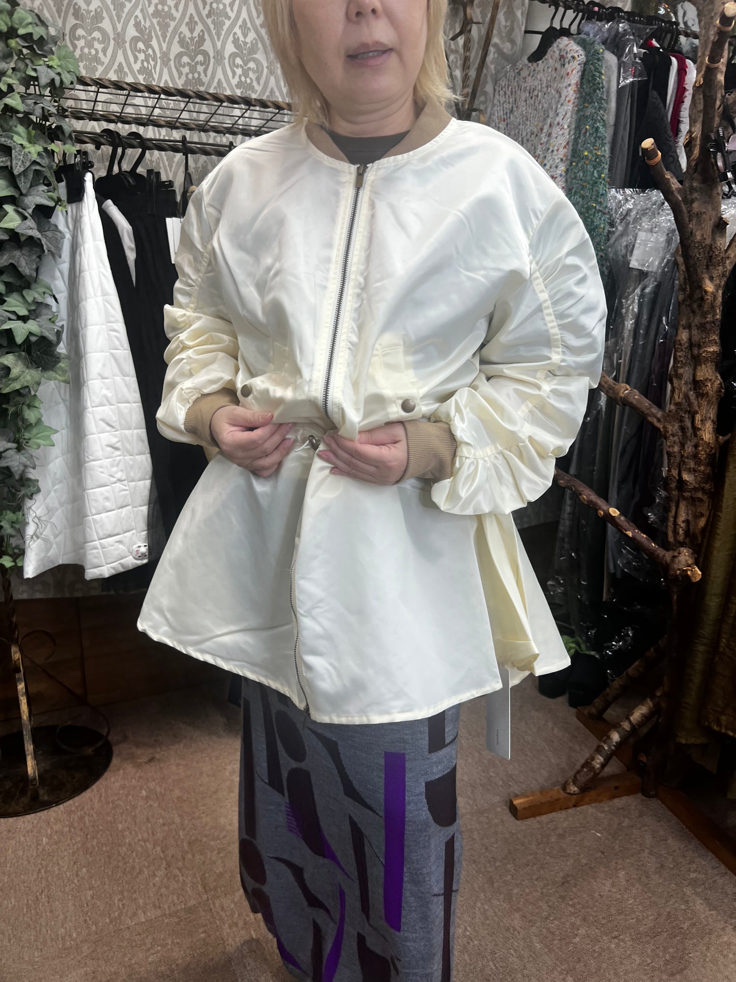 11月6日午前中まで販売　ペプラムMA-1ブルゾン