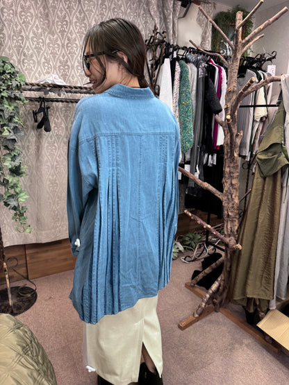 バックプリーツシャツ