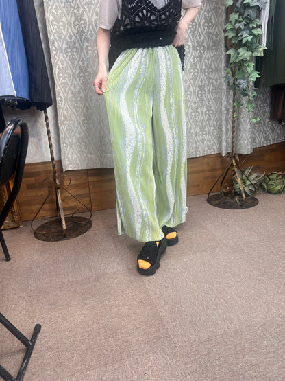 プリーツ柄パンツ
